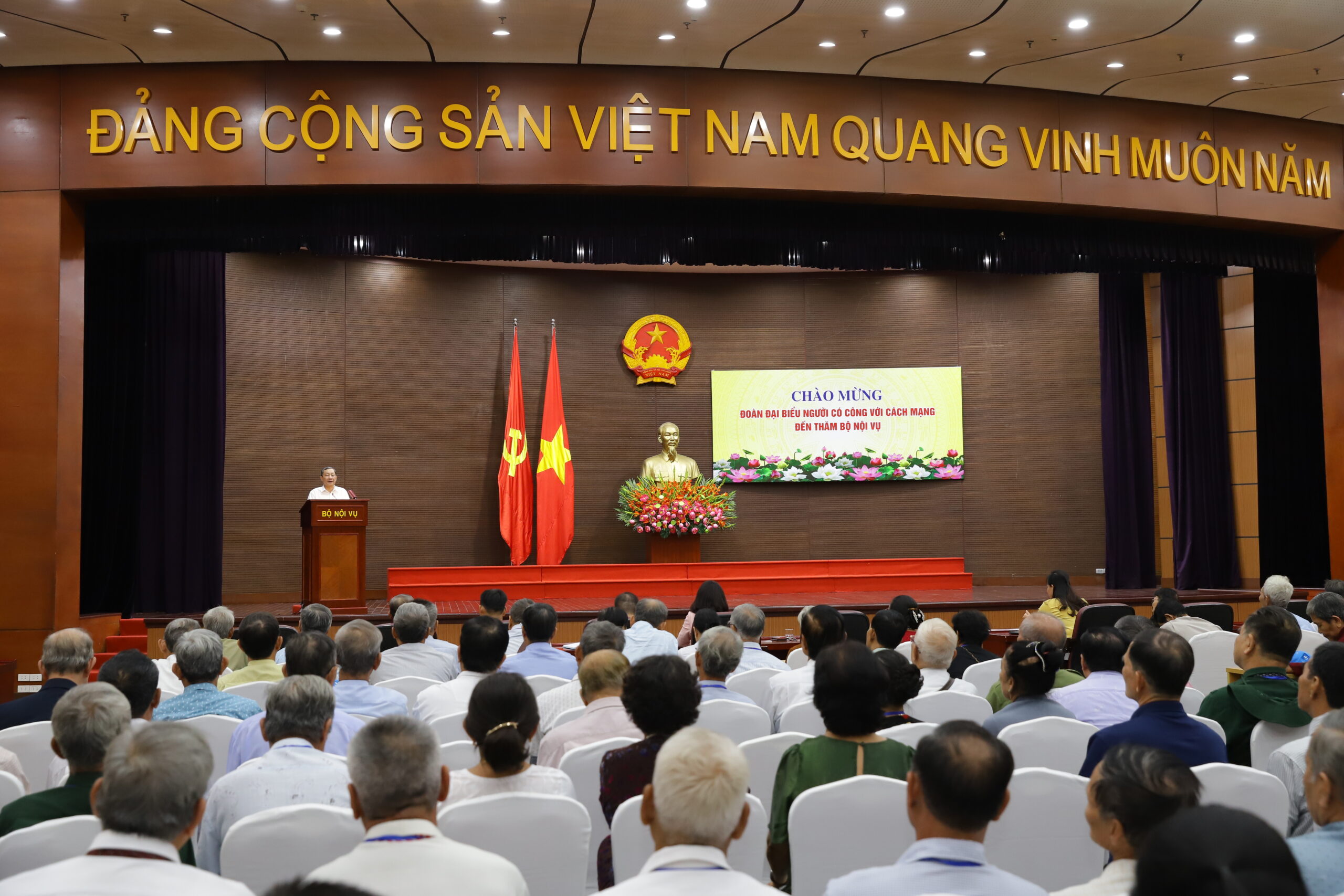 Bộ Nội vụ tiếp Đoàn đại biểu người có công tỉnh Trà Vinh